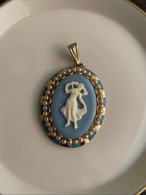 Vintage-Style Blue and White Cameo Pendant Necklace